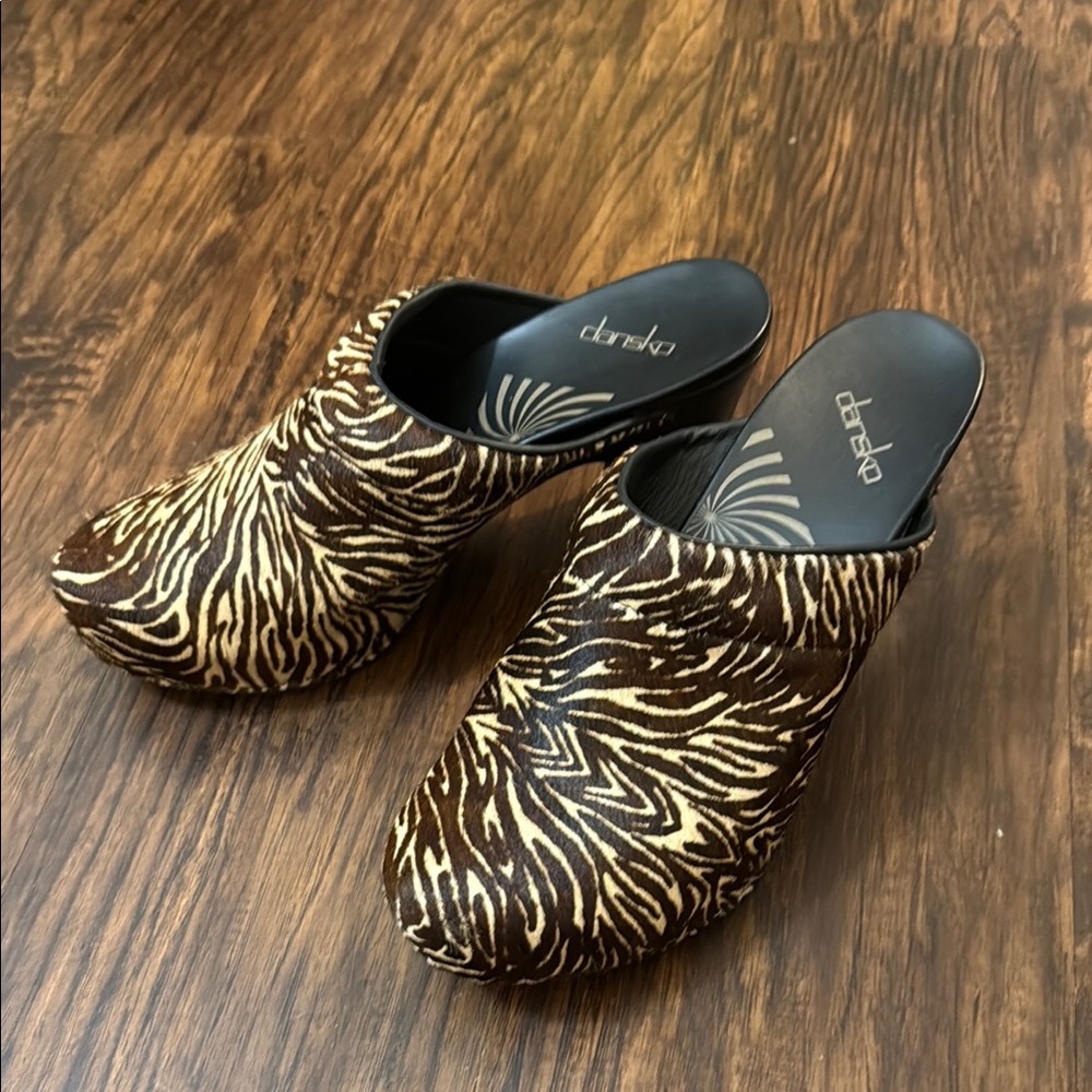 Dansko Rae Zebra Print Cowhide Clog NWOT EU 42 / US 11.5